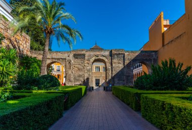 SEVILLA, İspanya, 25 Haziran 2019: İspanya 'daki gerçek alcazar de Sevilla' daki ana avluya giden yol