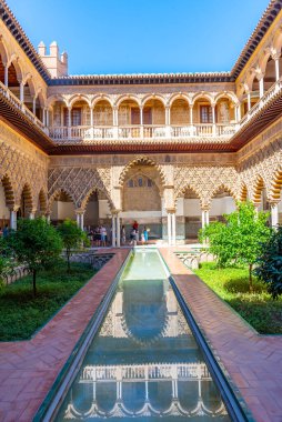 SEVILLA, SPAIN, 25 Haziran 2019: Mudejar sarayının içindeki Teras de las Doncellas İspanya 'daki gerçek alcazar de Sevilla