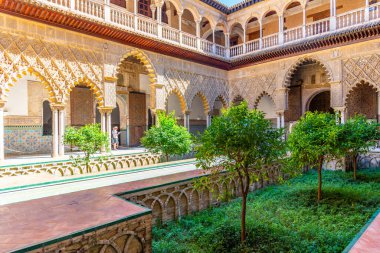 SEVILLA, SPAIN, 25 Haziran 2019: Mudejar sarayının içindeki Teras de las Doncellas İspanya 'daki gerçek alcazar de Sevilla