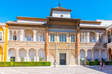 SEVILLA, İspanya, 25 Haziran 2019: İspanya 'da gerçek alcazar de Sevilla' da Patio de la Monteria