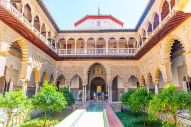 SEVILLA, SPAIN, 25 Haziran 2019: Mudejar sarayının içindeki Teras de las Doncellas İspanya 'daki gerçek alcazar de Sevilla