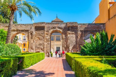 SEVILLA, İspanya, 25 Haziran 2019: İspanya 'daki gerçek alcazar de Sevilla' daki ana avluya giden yol
