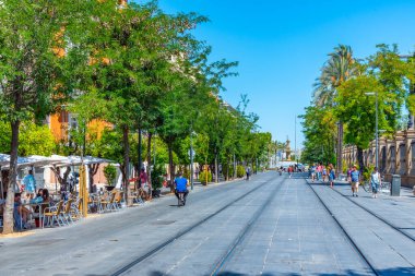 SEVILLA, İspanya, 25 HAZİRAN 2019: İnsanlar Sevilla, İspanya 'da bir sokakta geziniyor