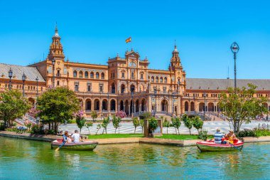 SEVILLA, İspanya, 25 Haziran 2019: Sevilla, İspanya 'daki Plaza de Espana' da insanlar kürek çekiyor