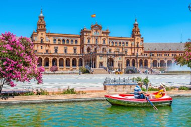 SEVILLA, İspanya, 25 Haziran 2019: Sevilla, İspanya 'daki Plaza de Espana' da insanlar kürek çekiyor