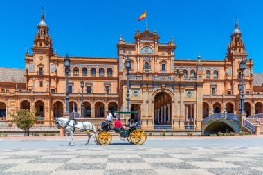 SEVILLA, İspanya, 25 Haziran 2019: Sevilla, İspanya 'daki Plaza de Espana at arabasında turistler