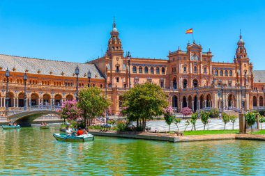 SEVILLA, İspanya, 25 Haziran 2019: Sevilla, İspanya 'daki Plaza de Espana' da insanlar kürek çekiyor