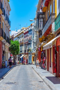 SEVILLA, İspanya, 25 HAZİRAN 2019: İnsanlar Sevilla, İspanya 'da bir sokakta geziniyor