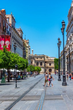SEVILLA, İspanya, 25 Haziran 2019: İnsanlar Sevilla, İspanya 'da avenida de la constitucion' da geziniyorlar