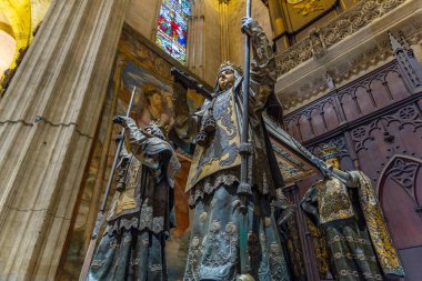 SEVILLA, İspanya, 25 Haziran 2019: Christopher Columbus 'un Sevilla, İspanya' daki Saint Mary Katedrali içindeki mezarı