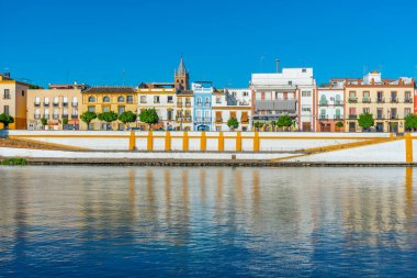 SEVILLA, İspanya, 25 Haziran 2019: Sevilla, İspanya 'da Guadalquivir nehrinin arkasındaki Triana Mahallesi