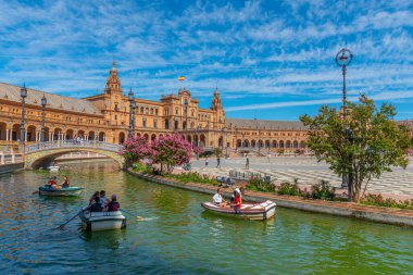 SEVILLA, İspanya, 24 Haziran 2019: Sevilla, İspanya 'daki Plaza de Espana' da insanlar kürek çekiyor