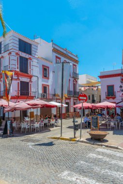 CARMONA, İspanya, 24 Haziran 2019: İnsanlar Carmona, İspanya 'da güneşli bir günün tadını çıkarıyorlar