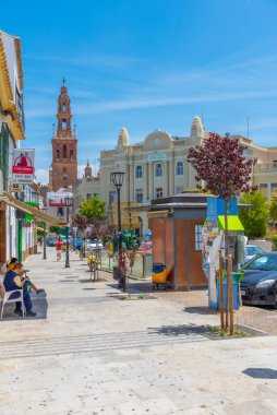 CARMONA, SPAIN, 24 Haziran 2019: İspanya 'nın beyaz caddesi Carmona ve San Bartolome Kulesi