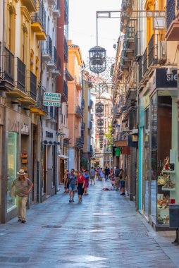 Granada, İspanya, 23 Haziran 2019: İnsanlar Granada, İspanya 'da bir sokakta geziniyor