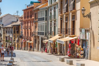 Granada, İspanya, 23 Haziran 2019: İnsanlar Granada, İspanya 'da bir sokakta geziniyor