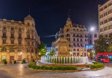 Granada, İspanya 22 Haziran 2019: Granada, İspanya 'daki Plaza de Isabela la Catolica' nın gece manzarası