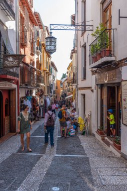 Granada, İspanya, İspanya 22 Haziran 2019: Granada 'nın Albaicin ilçesindeki Dar Sokak