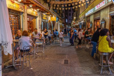 Granada, İspanya, 21 Haziran 2019: Granada, İspanya 'nın Albaicin ilçesinde dar bir sokakta gece hayatı