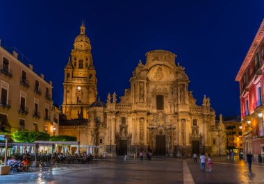 MURCIA, İspanya, 19 Haziran 2019: Murcia, İspanya 'daki Saint Mary Katedrali' nin gece manzarası