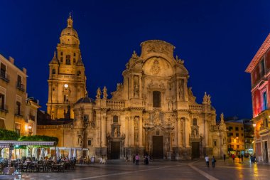 MURCIA, İspanya, 19 Haziran 2019: Murcia, İspanya 'daki Saint Mary Katedrali' nin gece manzarası