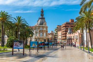 CARTAGENA, SPAIN, 19 Haziran 2019: İnsanlar İspanya 'nın Cartagena kentindeki Palacio Consistoral' ın önünde geziniyor