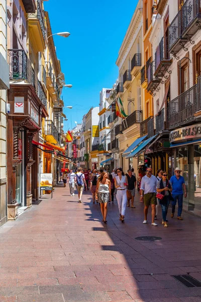 Sevilla España Junio 2019 Gente Está Paseando Por Una Calle — Foto de Stock