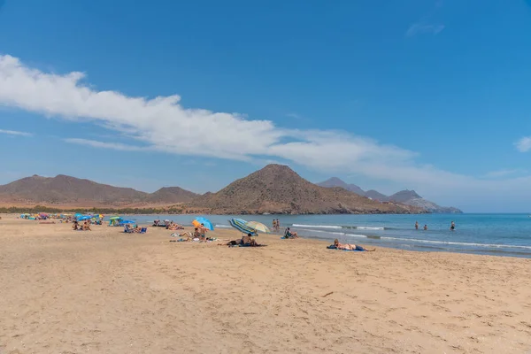 2019年6月21日 Spain San Jose 在西班牙卡波德加塔的Playa Los Genoveses海滩 人们正在享受阳光灿烂的一天 — 图库照片