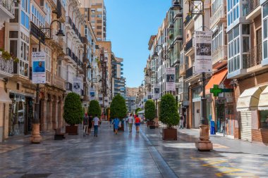 CARTAGENA, İspanya, 19 Haziran 2019: İnsanlar Cartagena, İspanya 'da bir sokakta geziniyor
