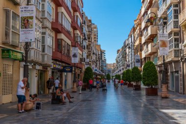 CARTAGENA, İspanya, 19 Haziran 2019: İnsanlar Cartagena, İspanya 'da bir sokakta geziniyor