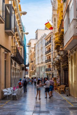 CARTAGENA, İspanya, 19 Haziran 2019: İnsanlar Cartagena, İspanya 'da bir sokakta geziniyor