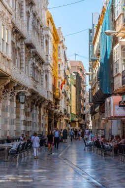 CARTAGENA, İspanya, 19 Haziran 2019: İnsanlar Cartagena, İspanya 'da bir sokakta geziniyor