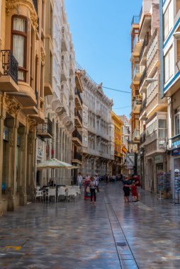 CARTAGENA, İspanya, 19 Haziran 2019: İnsanlar Cartagena, İspanya 'da bir sokakta geziniyor