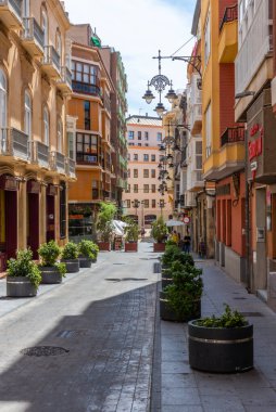 CARTAGENA, İspanya, 19 Haziran 2019: İnsanlar Cartagena, İspanya 'da bir sokakta geziniyor