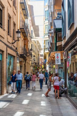 Murcia, İspanya, 19 Haziran 2019: İnsanlar Murcia, İspanya 'da bir sokakta geziniyor.
