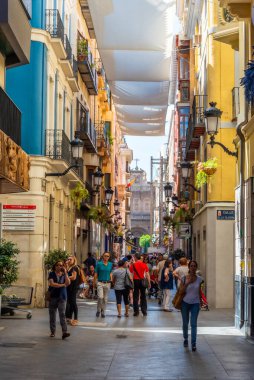 Murcia, İspanya, 19 Haziran 2019: İnsanlar Murcia, İspanya 'da bir sokakta geziniyor.