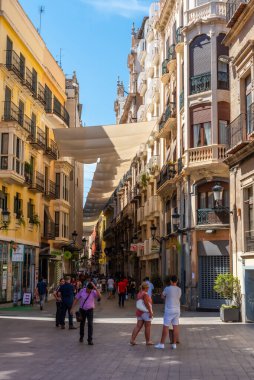 Murcia, İspanya, 19 Haziran 2019: İnsanlar Murcia, İspanya 'da bir sokakta geziniyor.