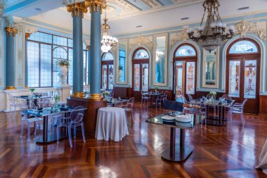 MURCIA, İspanya, 19 Haziran 2019: İspanya 'daki Real Casino de Murcia' nın içindeki restoran