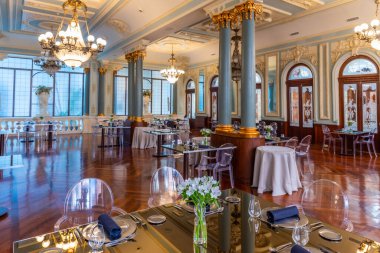 MURCIA, İspanya, 19 Haziran 2019: İspanya 'daki Real Casino de Murcia' nın içindeki restoran