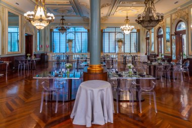 MURCIA, İspanya, 19 Haziran 2019: İspanya 'daki Real Casino de Murcia' nın içindeki restoran