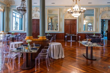 MURCIA, İspanya, 19 Haziran 2019: İspanya 'daki Real Casino de Murcia' nın içindeki restoran