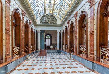 MURCIA, İspanya, 19 Haziran 2019: İspanya 'daki Real Casino de Murcia' nın içindeki koridor