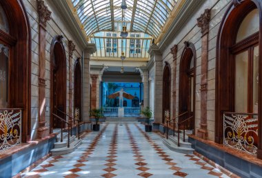 MURCIA, İspanya, 19 Haziran 2019: İspanya 'daki Real Casino de Murcia' nın içindeki koridor