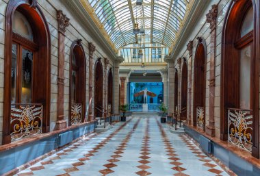 MURCIA, İspanya, 19 Haziran 2019: İspanya 'daki Real Casino de Murcia' nın içindeki koridor