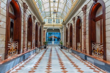 MURCIA, İspanya, 19 Haziran 2019: İspanya 'daki Real Casino de Murcia' nın içindeki koridor