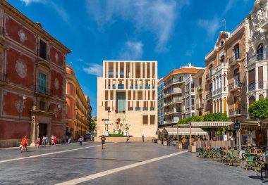 Murcia, İspanya, 19 Haziran 2019: İnsanlar İspanya 'nın Murcia kentindeki Plaza de Cardenal Belluga' dan geçiyorlar.