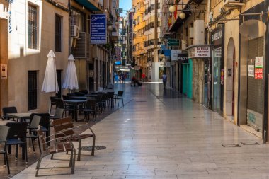 ELCHE, İspanya, 18 Haziran 2019: Elche, İspanya 'nın merkezinde dar bir sokak manzarası