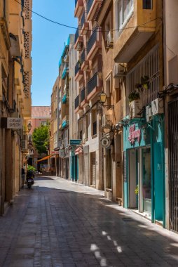 ELCHE, İspanya, 18 Haziran 2019: Elche, İspanya 'nın merkezinde dar bir sokak manzarası