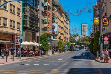 ALICANTE, İspanya, 18 Haziran 2019: Alicante, İspanya 'nın merkezinde dar bir sokak manzarası