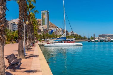 ALICANTE, İSPAN, 18 Haziran 2019: Alicante, İspanya Limanı 'nda deniz kenarı gezisi